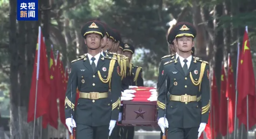 配资实盘证券配资门户 九三阅兵的照片，放在他们墓前